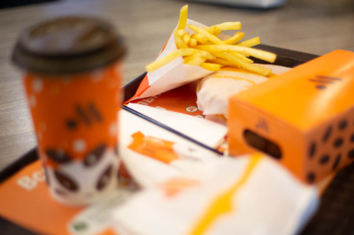 Врач Паснова объяснила, нужно ли убирать из рациона детей фастфуд и сахар