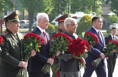 Министры обороны стран ШОС возложили цветы к Вечному огню в Бишкеке