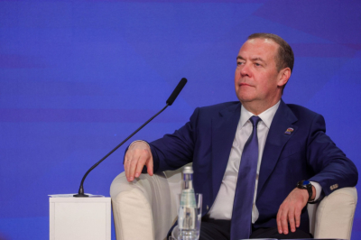 &laquo;Боеголовки на нас&raquo;: Медведев назвал главного геополитического соперника РФ