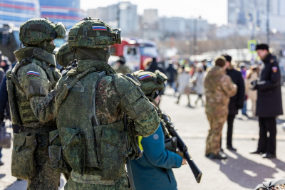 Как Владивосток отмечает 23 февраля: концерт, каша, выставка оружия и салют