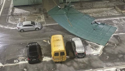 Сильный ветер и гололед привели к ряду ЧП с обрушениями и повреждениями в Атырау